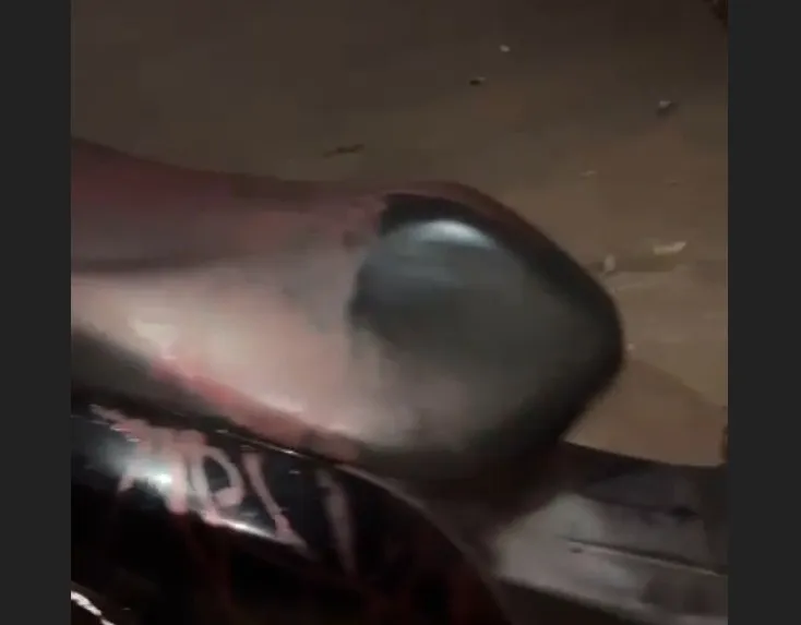  Imagem mostra banco da moto ensanguentado - Reprodução