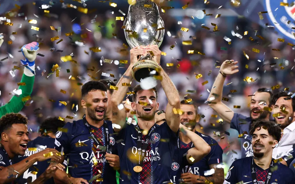 Jogadores do PSG levantam a taça da Supercopa da Europa (Foto: Franck Fife / AFP)