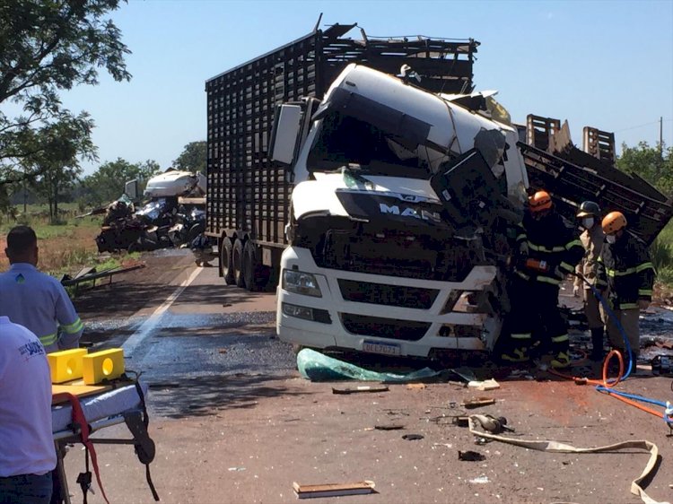 Acidente entre dois caminhões mata jovem e deixa 3 feridos na BR-262, em Ribas do Rio Pardo
