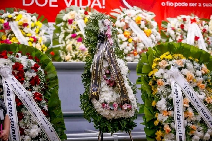 Rodeada de centenas de flores e muitos fãs, corpo de Delinha é velado em Campo Grande